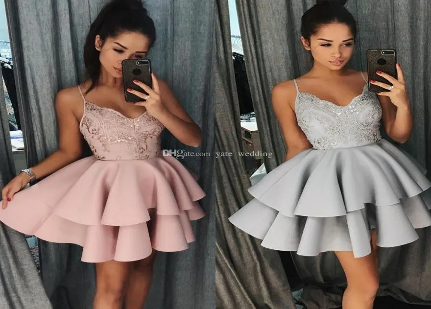 Sexiga korta hemkommande klänningar V Neck Spaghetti Straps Spets Satin Cocktail Party Dresses Tiered Sliver Blush Short Prom Dresses Zip4378217