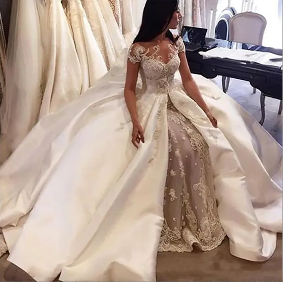 Abiti da sposa di lusso con abiti da ballo 2024 Arabia Saudita Maniche ad aletta in pizzo Applique Abiti da sposa con gonna oversize in raso Abiti da sposa Dubai su misura