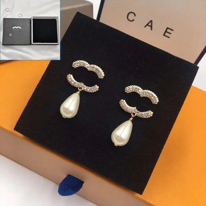 Örhängen lyx varumärke guldpläterade charm örhängen med låda nya smycken vår mode pärla pendel örhängen klassisk stil flicka örhängen