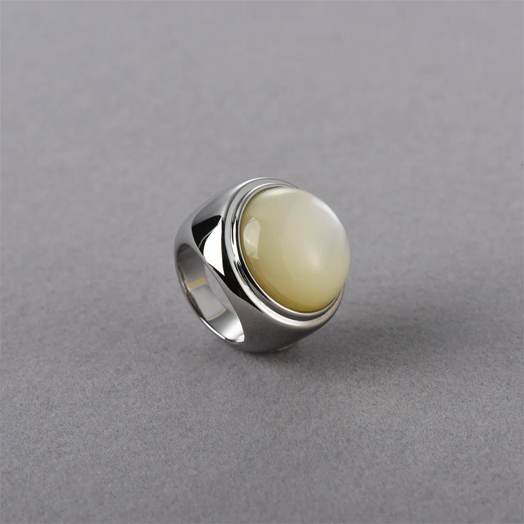 Circular Wide Face White Fritillaria Ring for Women in Europe America Light Luxury Small and Popular Design High Grade Retro Cold and Elegant Style Ring