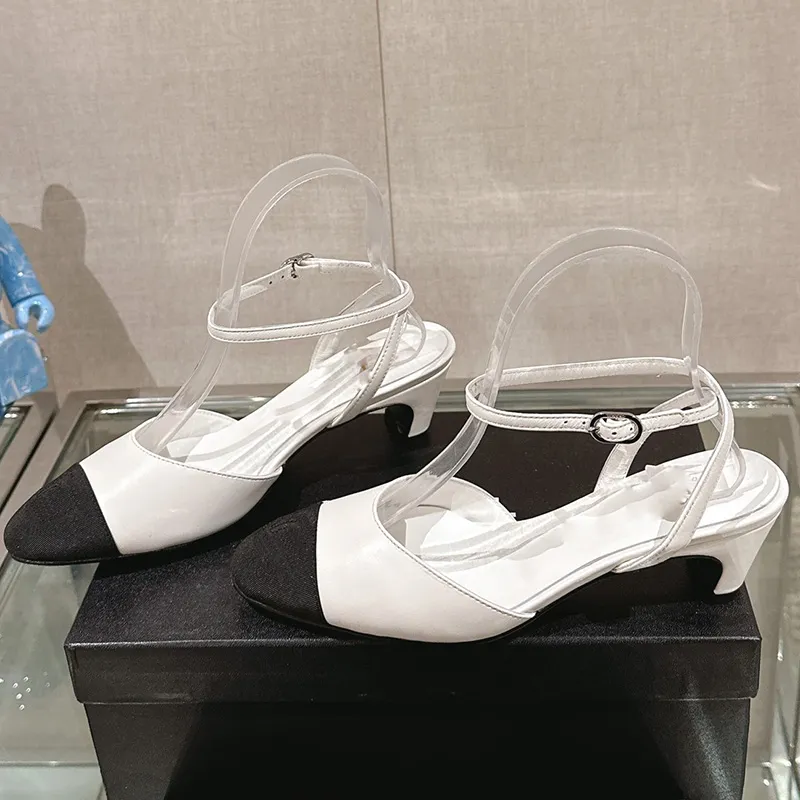 24SS Женские дизайнерские сандалии для сандалий обувь котенок среда с 4,5 тканевой пэчворной овчарной ковкой из вышивки на лодыжке Регулируемая свадебная обувь для вечеринок.