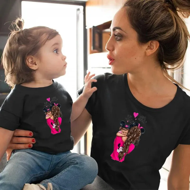 Princesa familia ropa a juego Camiseta de algodón madre hija BABY MINI y MAMA trajes rosados miran camisetas 240301