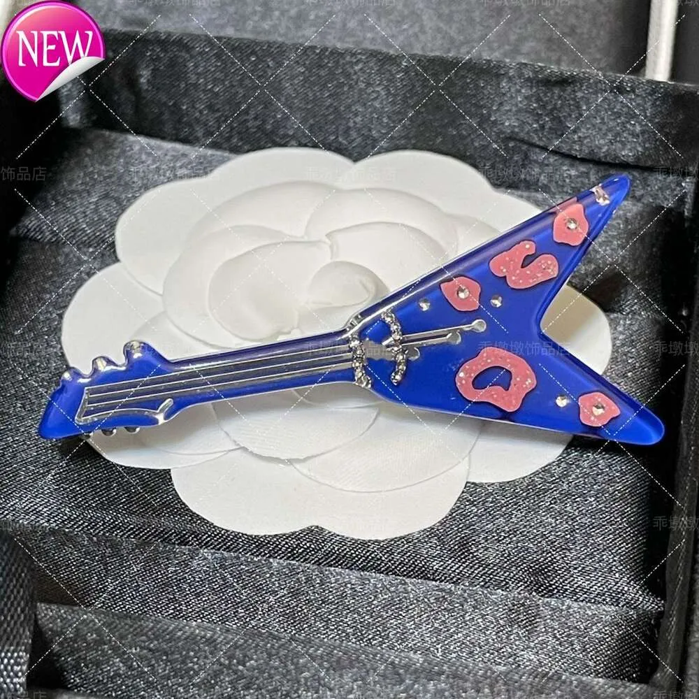 DFKorean version of fashionable and versatile blue guitar brooch French retro temperament high-end sense unisex suit chest flower