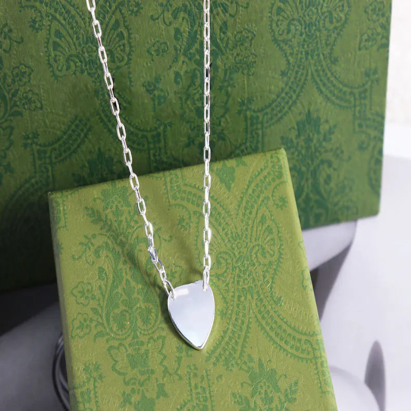Vintage Heart Pendant Halsband för kvinnor: Silverhalsband med lång kedja, perfekt gåva för par och familjer - Celtic Style Letter Chain Design