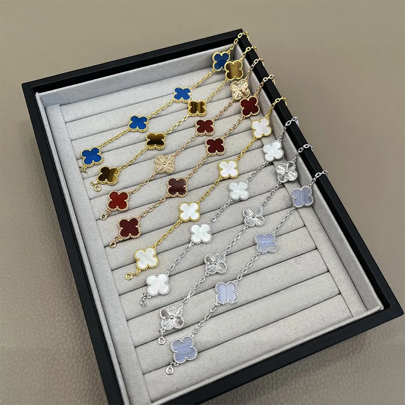 Varumärkesdesigner armband fashionabla charmklöver armband Kvinnor Luxur Diamond Pendant Armband 18K Guld rostfritt stål smycken