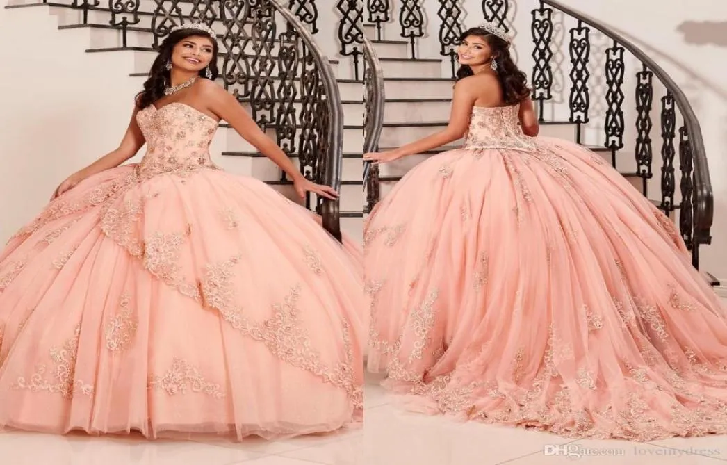 2020見事な赤面ピンクのドレスQuinceanera Ball Gown Sweet 15ドレスストラップレスレースアップ3Dフローラルアップリケレースの花