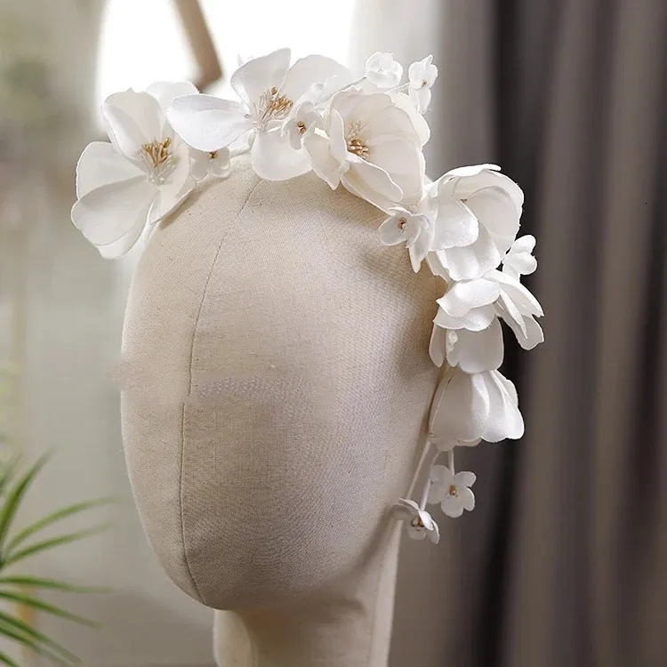 White Flower Bridal Headpiece: Elegant Floral Headband for  display picture 1