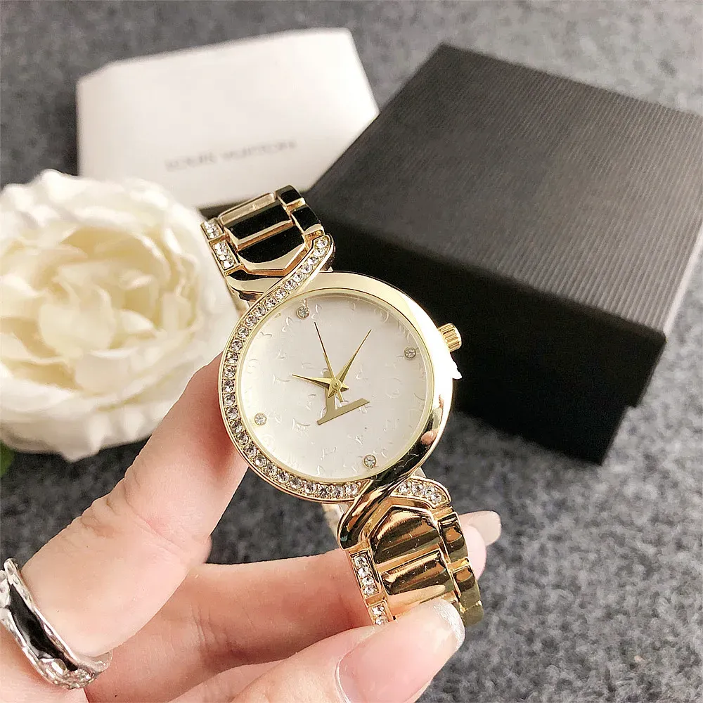 2024 Fashion Volledige Merk Horloges Vrouwen Meisje Diamant Stijl Stalen Metalen Band Quartz Met Luxe Logo Klok L 103