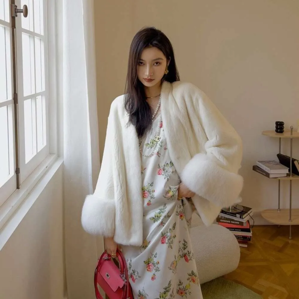 Manteau Imitation vison Haining pour femmes, Version coréenne, manteau de fourrure à col en v mince et à la mode 8760