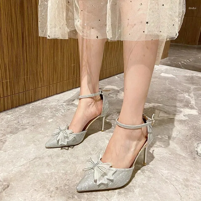 Zapatos de vestir Calzado Sandalias cerradas para mujeres Tacones finos Damas Stiletto Verano 2024 Diamond Bow Silver Rhinestones Sandalia puntiaguda