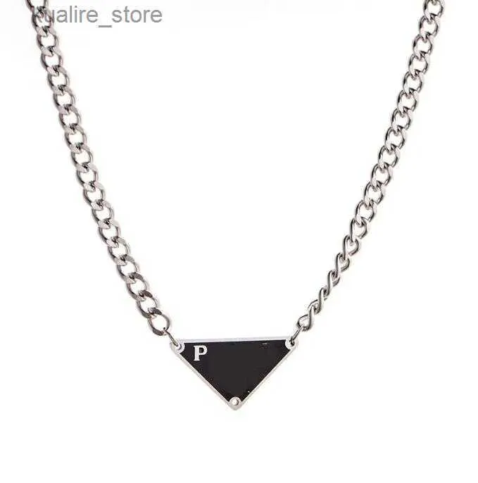 Pendanthalsband 23SS Black White 2Color Triangle Letter Necklace Brand Designer Statement Smycken Titanium Steel Chain Men Women Unisex Gift L240311