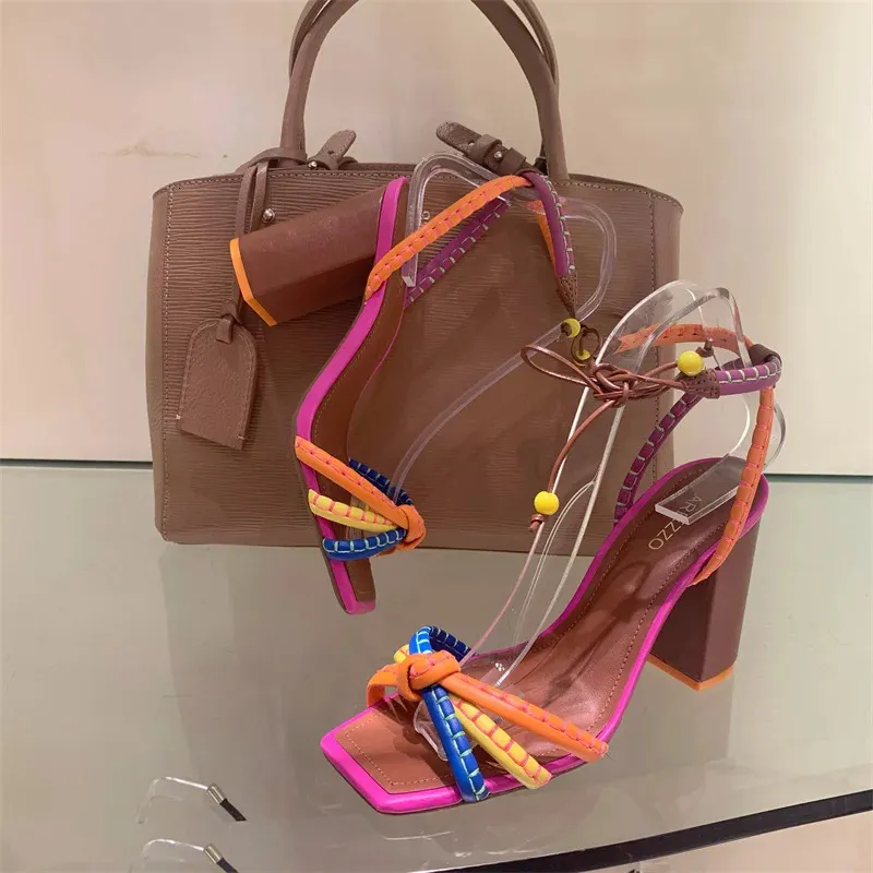 الأزياء البرازيلية الفاخرة تويست الصنادل المنسوجة ألوان حظر العلامة التجارية أحذية نسائية سميكة مع عالي الكعب الإناث 240301