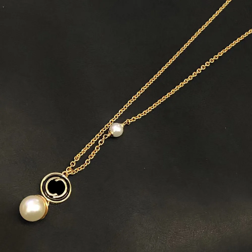 Collana in oro 18 carati con ciondolo a forma di lettera di marca Collana con catene in rame ad alta struttura Voguish Uomo Donna Collana di perle di cristallo Girocollo Gioielli da sposa Regali