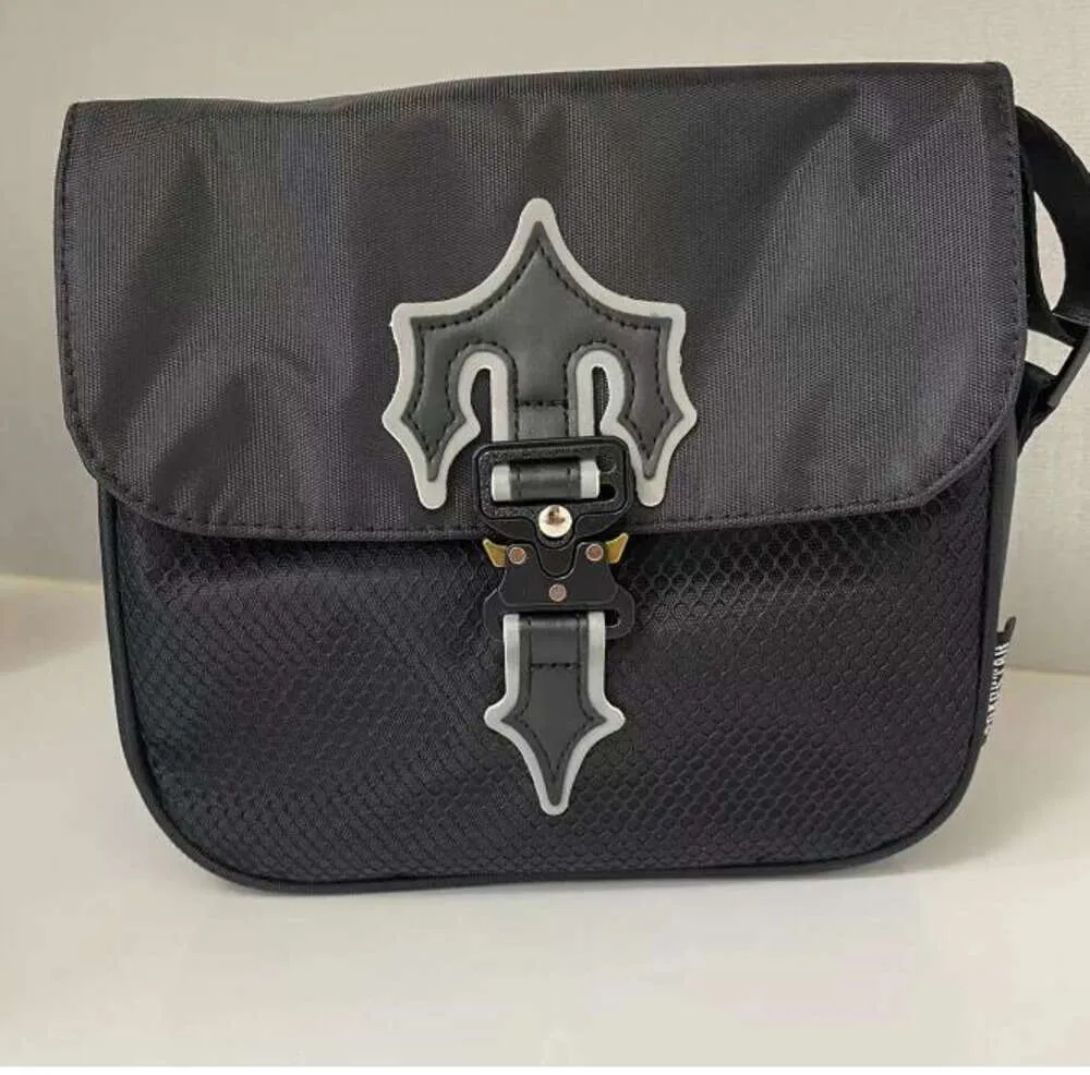 2024 Irongate T Crossbody Bag UK 런던 패션 핸드백 방수 백 Trapstar 럭셔리 디자이너 스포츠 메신저 백 대학 9982ess