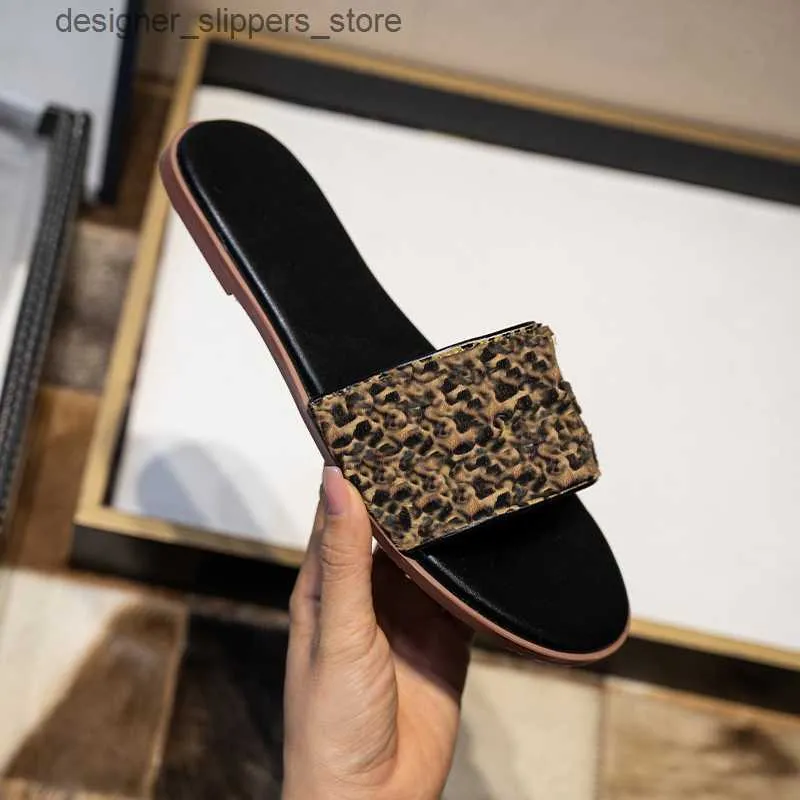 Slippers Designer Slides Leopard Print Luxury Metallic Slide Sandals Women Summer Mules Flats Comfortable flip flops slipper fashion beach female sandal Q240312