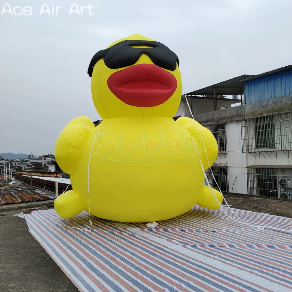 Atacado porta a porta inflável pato amarelo dos desenhos animados usando óculos de sol iluminação led modelo animal para festa de boate ou aniversário