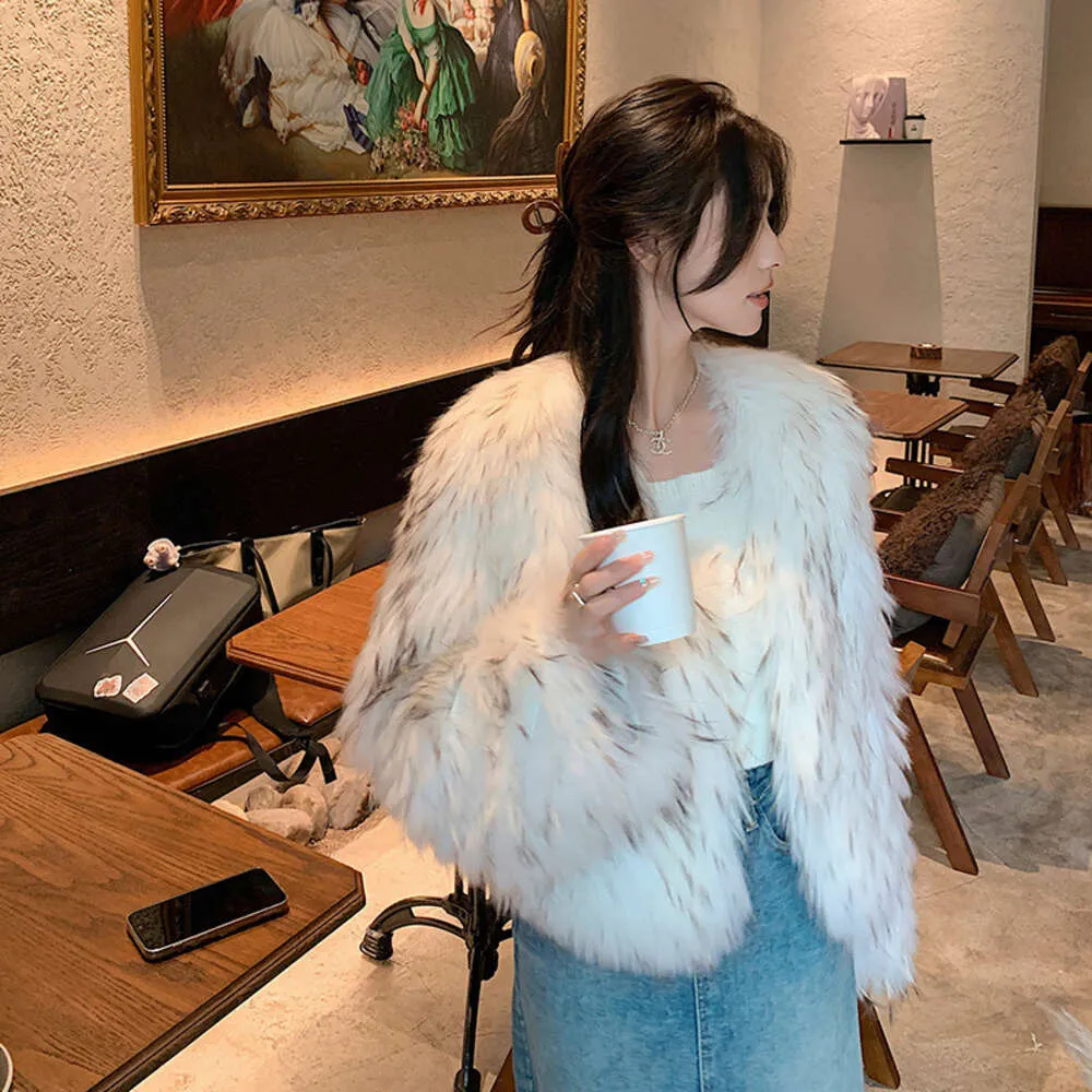 New 2023 Raccoon Autumn/Winter Car Strip Fur Coat For Women's Short V-Neck Long Sleeved Coat, Small Stature 2189 ,