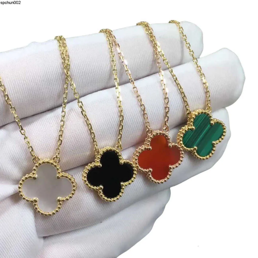 Designer Four-Leaf Clover Luxury Top smycken Tillbehör 18K Guldpläterade halsband Flowers Cleef Fashional Pendant Necklace Wedding Party {Kategori}