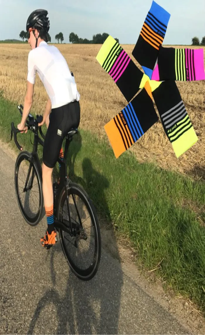DH Sports 2017 Nuovi comodi calzini da ciclismo traspiranti Pro Uomo Donna Bicicletta Outdoor Bike Calzini da equitazione Qualità Arrampicata Runnin So1278947