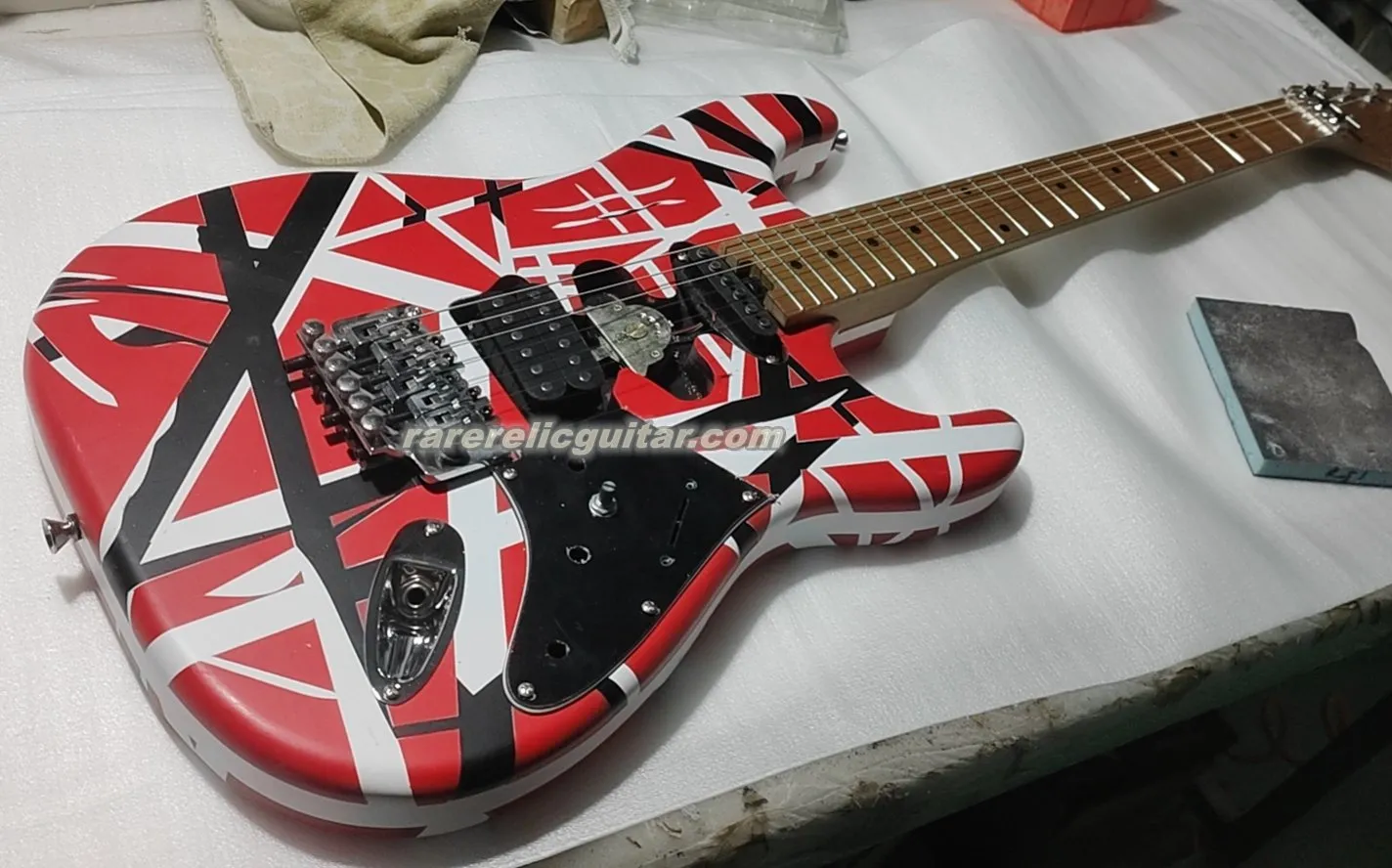 Atualizado Edward Eddie Van Halen Franken Stein Satin Matte Red Guitarra Elétrica Carbono Assado Maple Neck Preto Listras Brancas Floyd Rose Tremolo Porca de Travamento