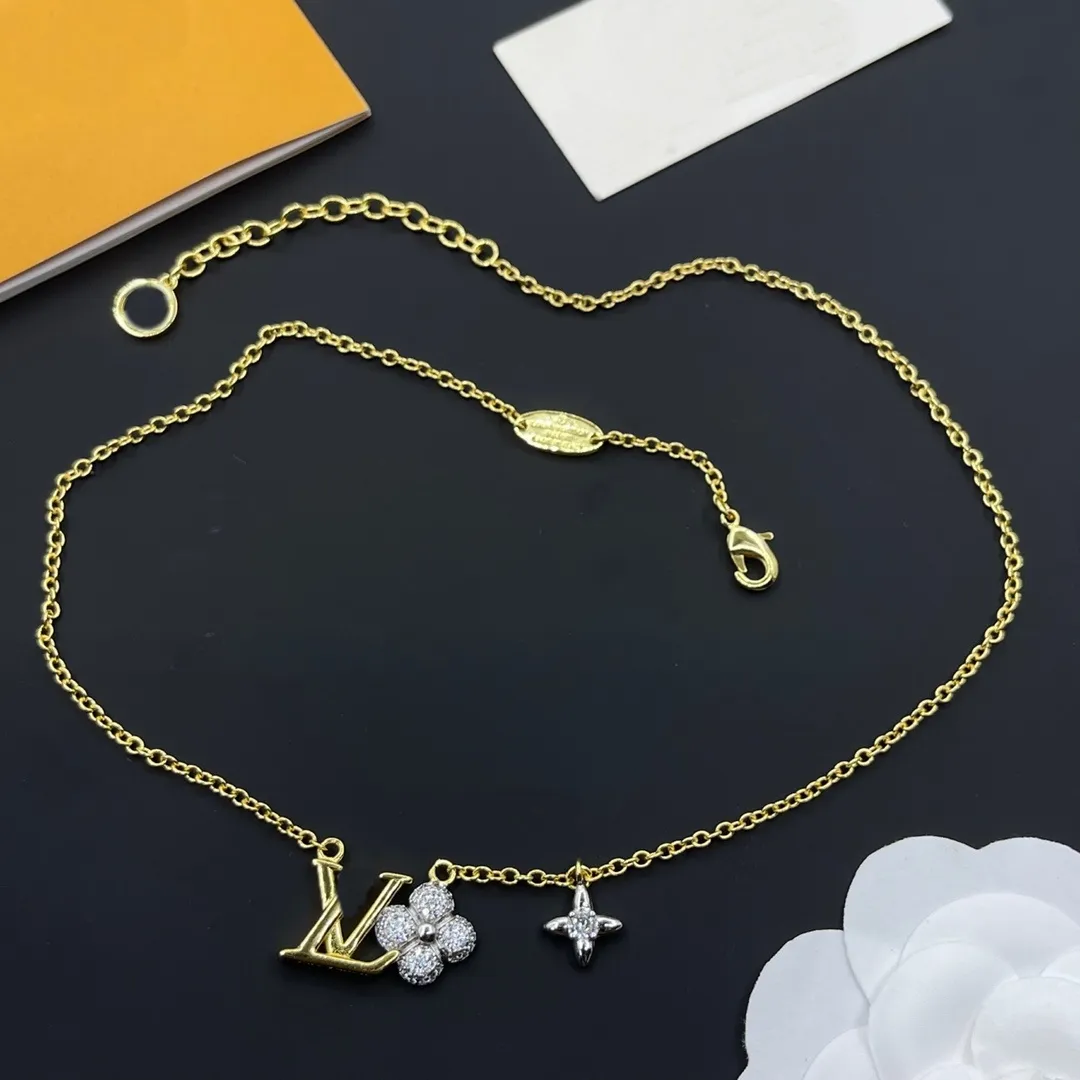 Nunca se desvanece 18K chapado en oro Marca de lujo Diseñador Colgantes Collares Acero inoxidable Doble letra Gargantilla Collar colgante Cuentas Cadena Accesorios de joyería VN131