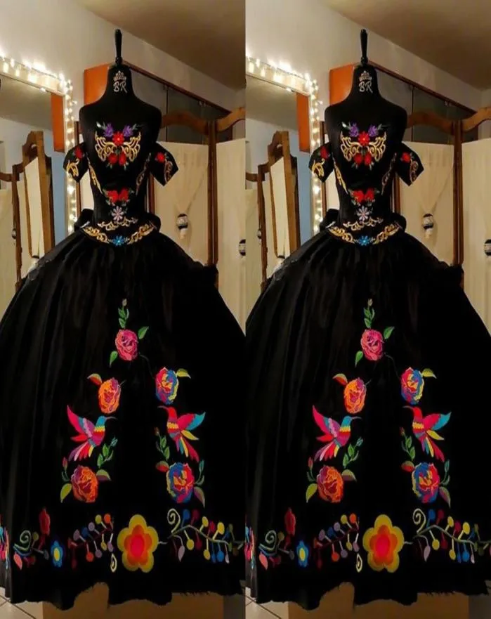 2023 Fabulass Black Quinceanera Dresses Charro Vintage Embroidered Ball Gown Off The Shoulder Fomral Dress Sweet 15 Girls9818933
