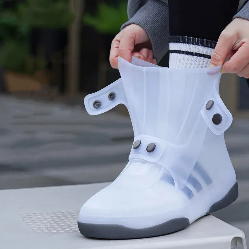 Designer Dwucie buty obejmują wodoodporne obrony zmywalne przeciw poślizgi z Button White Traval Galoshes 240307
