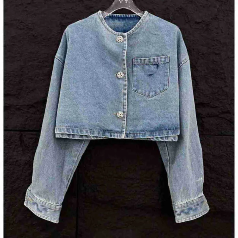 Women's Jackets Designer 2024 Spring/Summer New Buckle Metal Triangle Decoration High Waist Short Denim Coat for Women V8LY