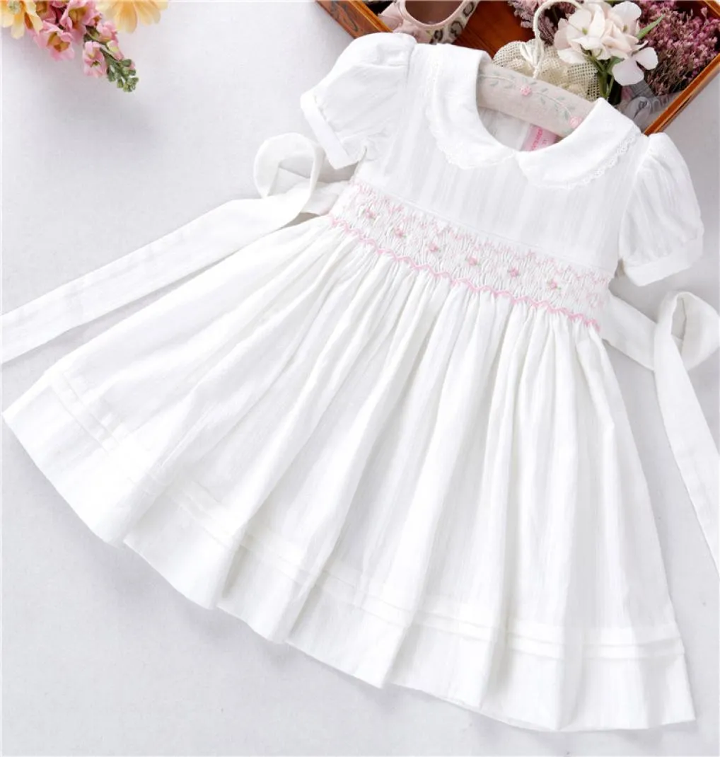 Sommar baby flickor klänningar vit smocked handgjorda bomulls vintage bröllop barn kläder prinsessan fest butiker barn kläder y21342917