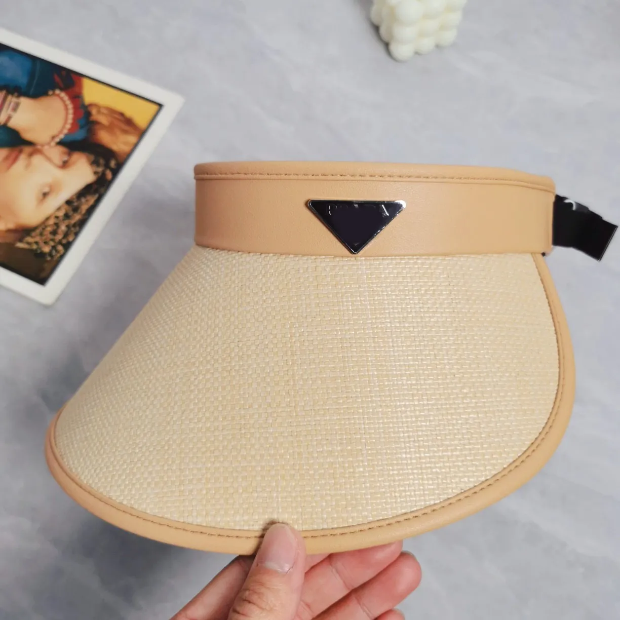 Le plus récent chapeau de pare-soleil de créateur p Triangle printemps été et automne classique casquettes supérieures vides chapeaux de tissage d'herbe pour les casquettes de couple de sport en gros