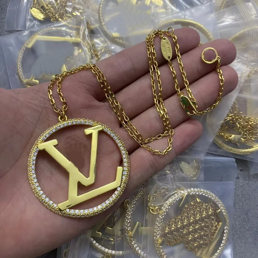 Niemals verblassende 18 Karat vergoldete Luxus-Marken-Designer-Anhänger-Halsketten aus Edelstahl mit Doppelbuchstaben-Halsketten-Anhänger-Halskette, Perlenkette, Schmuckzubehör VN139