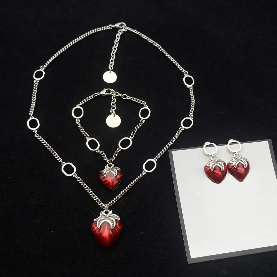 Клубничное эмалированное ожерелье, браслет, серьги, металлические цепочки, ювелирные наборы, ожерелья с двойными буквами, милые браслеты для вечеринок, ретро-подвеска, серьги-гвоздики CYD24031104