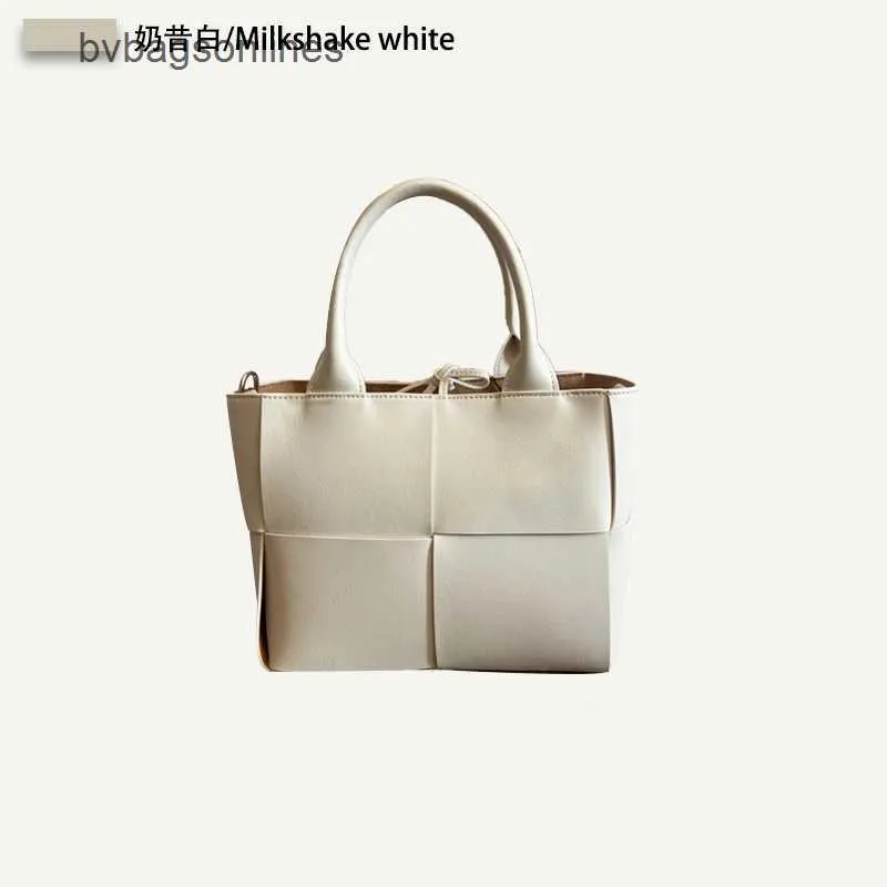 Luxury Bottegs Venets Tote Sac 2024 Été Nouveau Fashion tissé grand sac pour femmes Capacité en cuir portable Single épaule Single Messenger avec un logo d'origine 1: 1