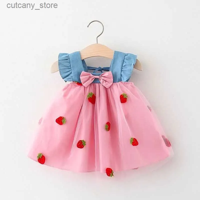 Robes de fille Été filles robe à bretelles bébé fille fraise broderie maille denim patchwork petite jupe de princesse à manches volantes L240311