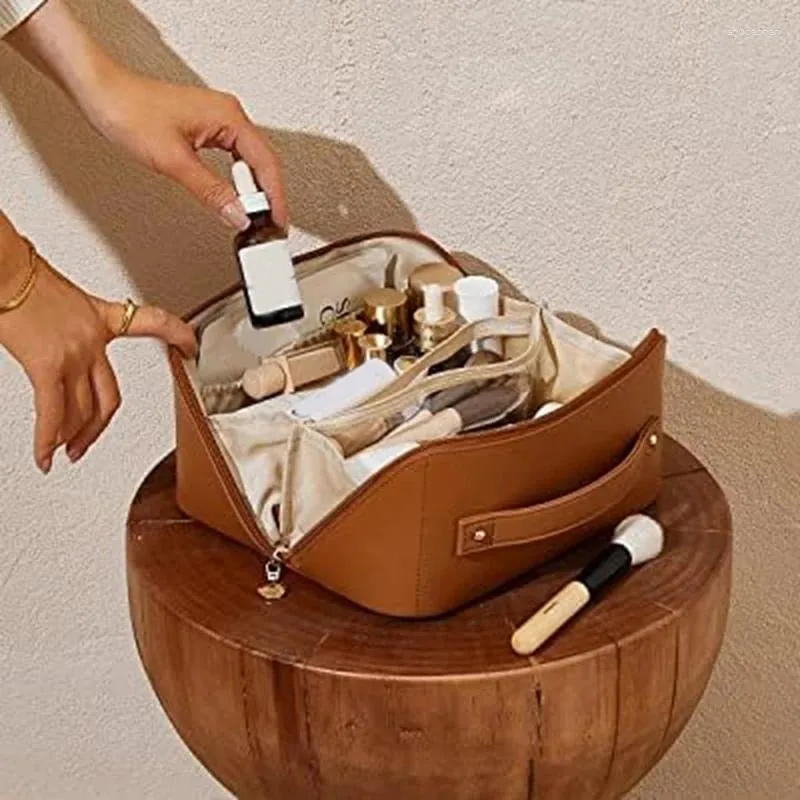 Cosmetische tassen DOME Reismake-uptas Waterdicht draagbaar etui Open platte toilettas Make-up organizer met verdeler en handvat