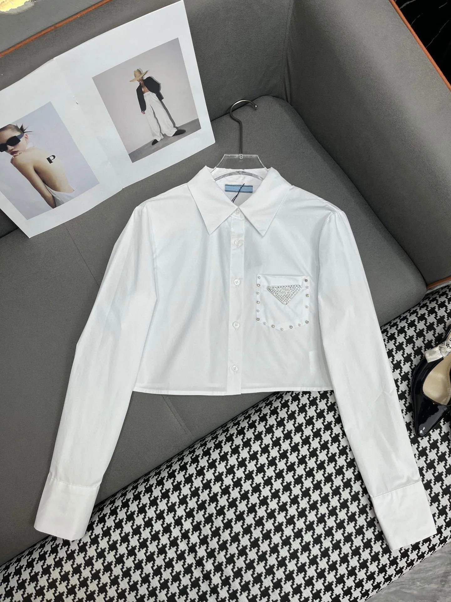 Camisa branca de manga comprida com design sofisticado e enfeites de botões de lantejoulas para camisas femininas