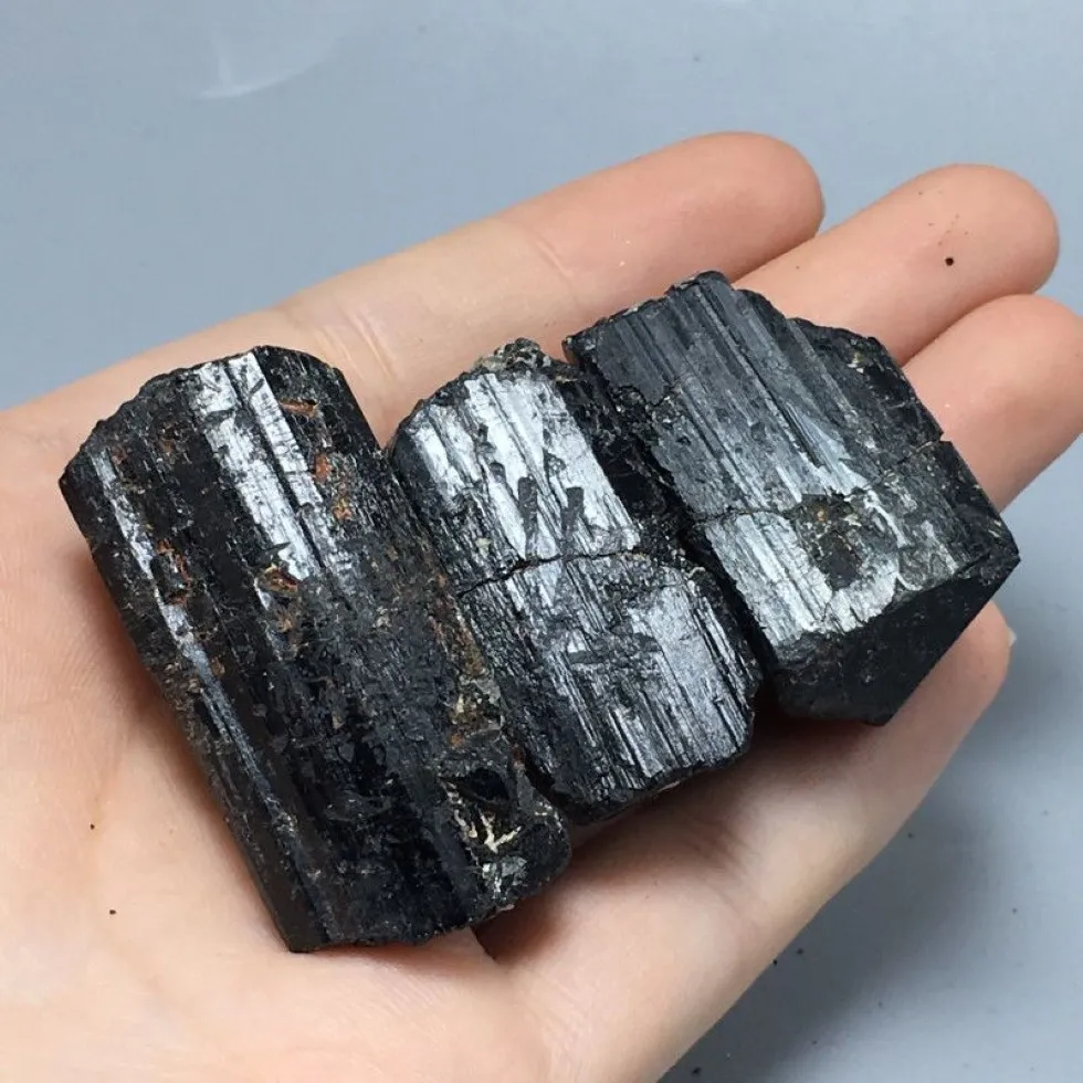 3PCS Surowe czarne turmalinowe okazy mineralne kryształy i kamienie metafizyczne czyszczenie powietrza do leczenia Stone243k