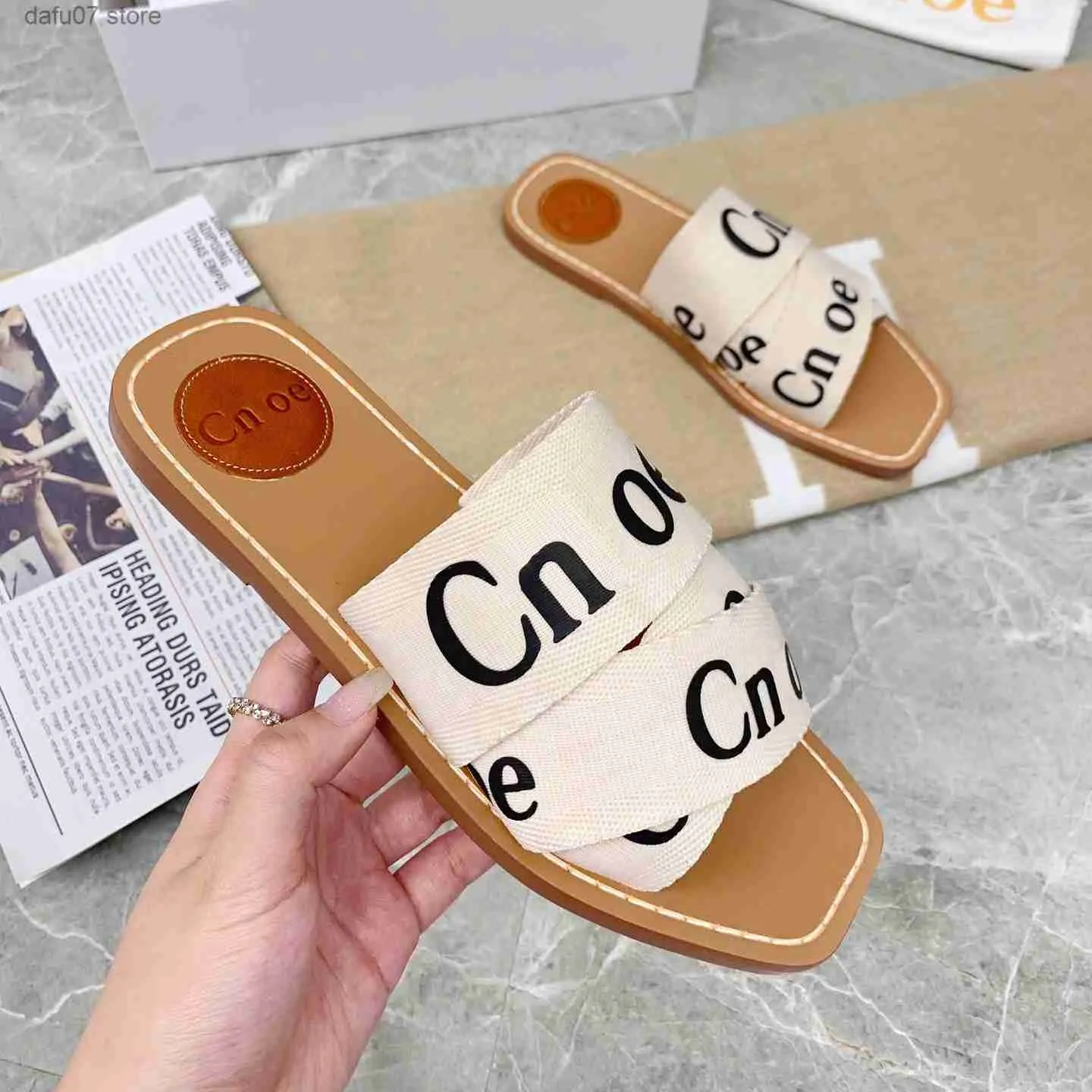 Slippers Wooden fashionable slippers for comfortable and casual sandals one line soft round toe cuffsH240312