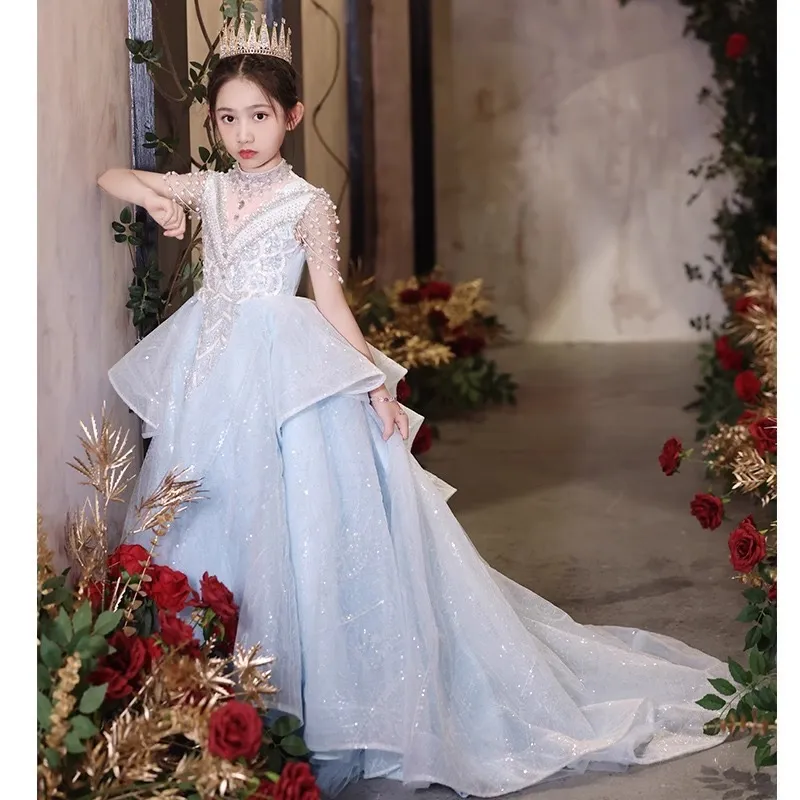 Nya kristaller Flower Girl Dresses For Wedding Princess Pearls Pärlade Tiered kjolar Little Girls Pageant Dress Baby Long Train Bling First Holy Communion klänningar