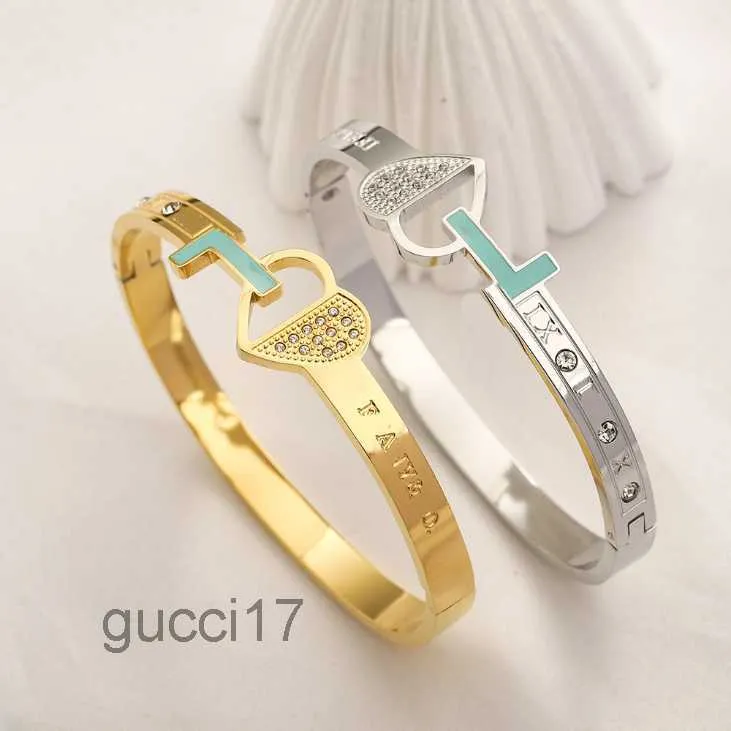 Designer manguito pulseiras banhado a ouro pulseira de metal marca 2023 presente coração pulseira para mulheres moda amor jóias acessórios por atacado w006