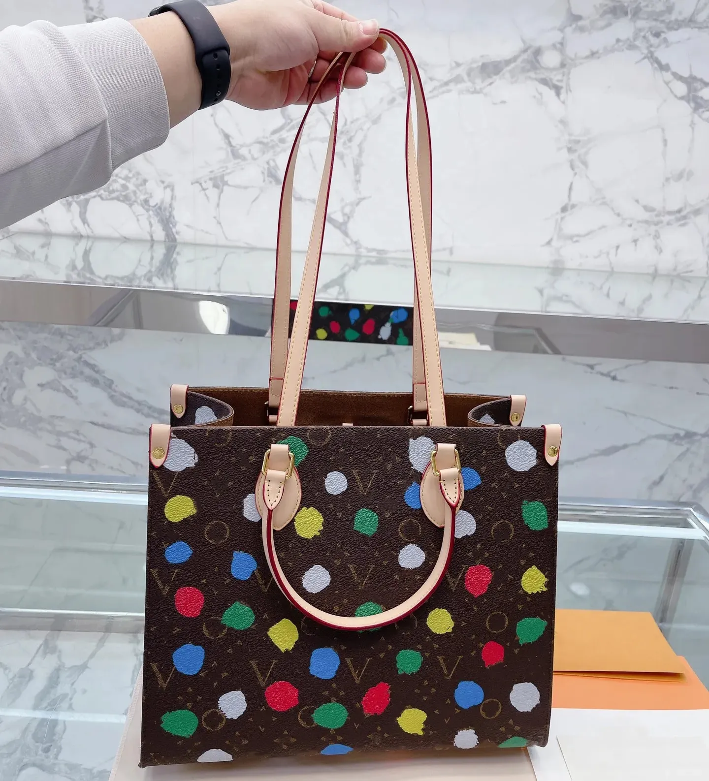 Classic On The Go Bolsas de 36 cm X Yayoi Kusama Totes de puntos multicolores Bolsos de diseñador para mujer Bolsos de compras de gran capacidad para dama Tie Dye con monedero redondo pequeño M46379