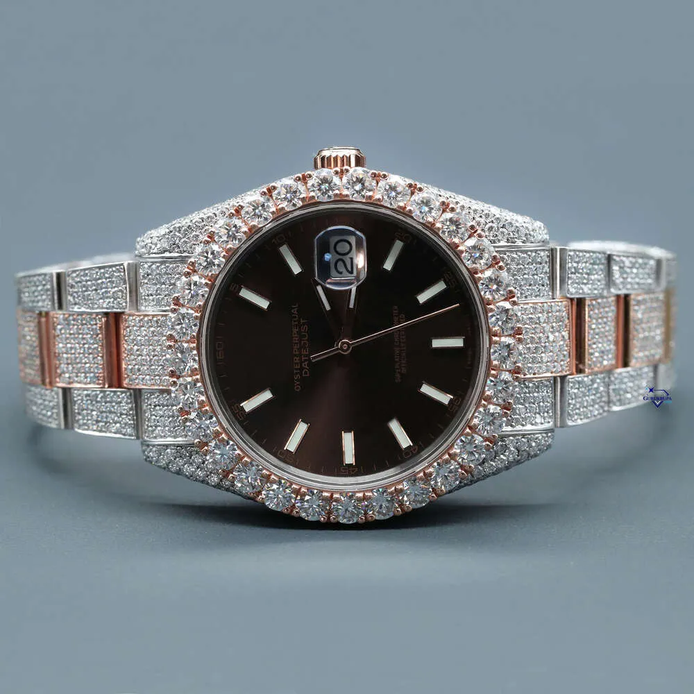 Questo attraente orologio hip hop da uomo realizzato in acciaio inossidabile con diamanti Moissanite con chiarezza VVS, gioielli di moda di tendenza