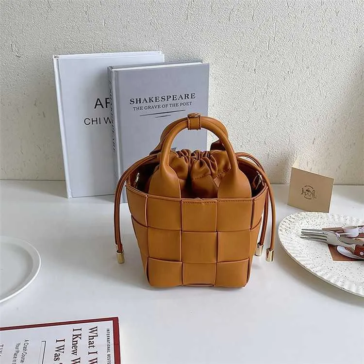 HBP Небрендовые корейские женские сумки, модная плиссированная сумка на шнурке, трендовая сумка через плечо, креативный дизайн, тканое круглое ведро