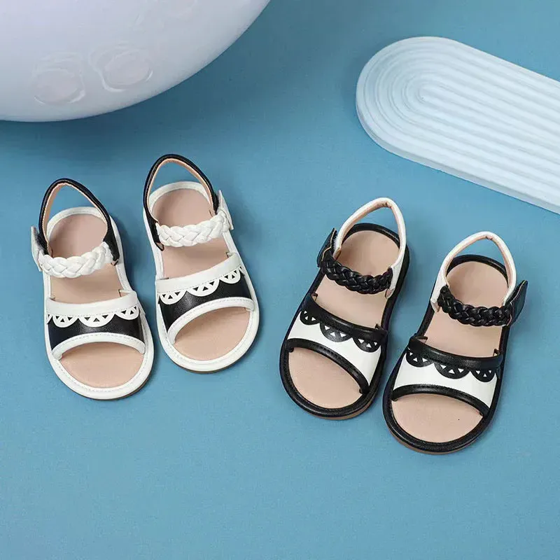Cute girls sandals 2024 summer soft soled line with soft leather little child beach shoes 240301