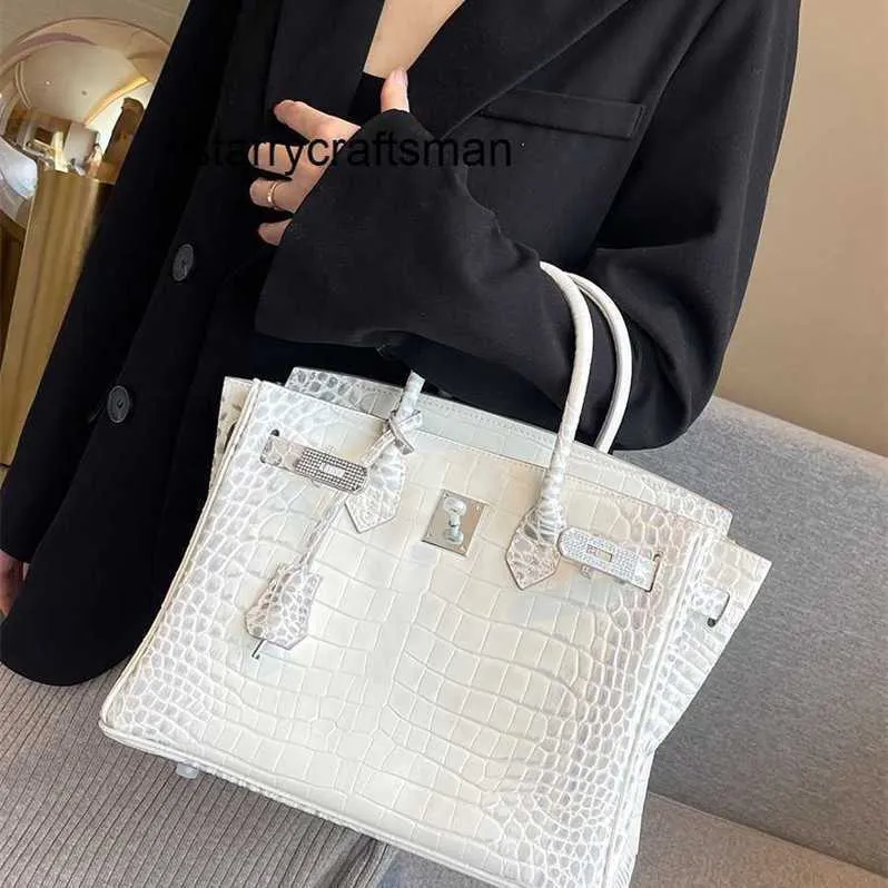 Bolso de mujer l Bolso de mujer de cuero genuino de alta calidad 2024 Nuevo bolso de hebilla de diamante blanco del Himalaya Bolso de piel de vaca con patrón de cocodrilo 1MIK