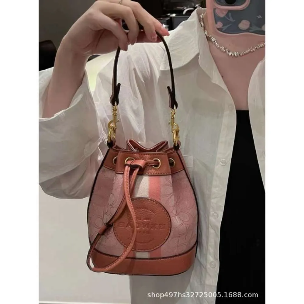 Loja de fábrica por atacado Hong Kong 2024 couro genuíno nova moda presbiopia balde saco de alta qualidade um ombro crossbody portátil para mulher