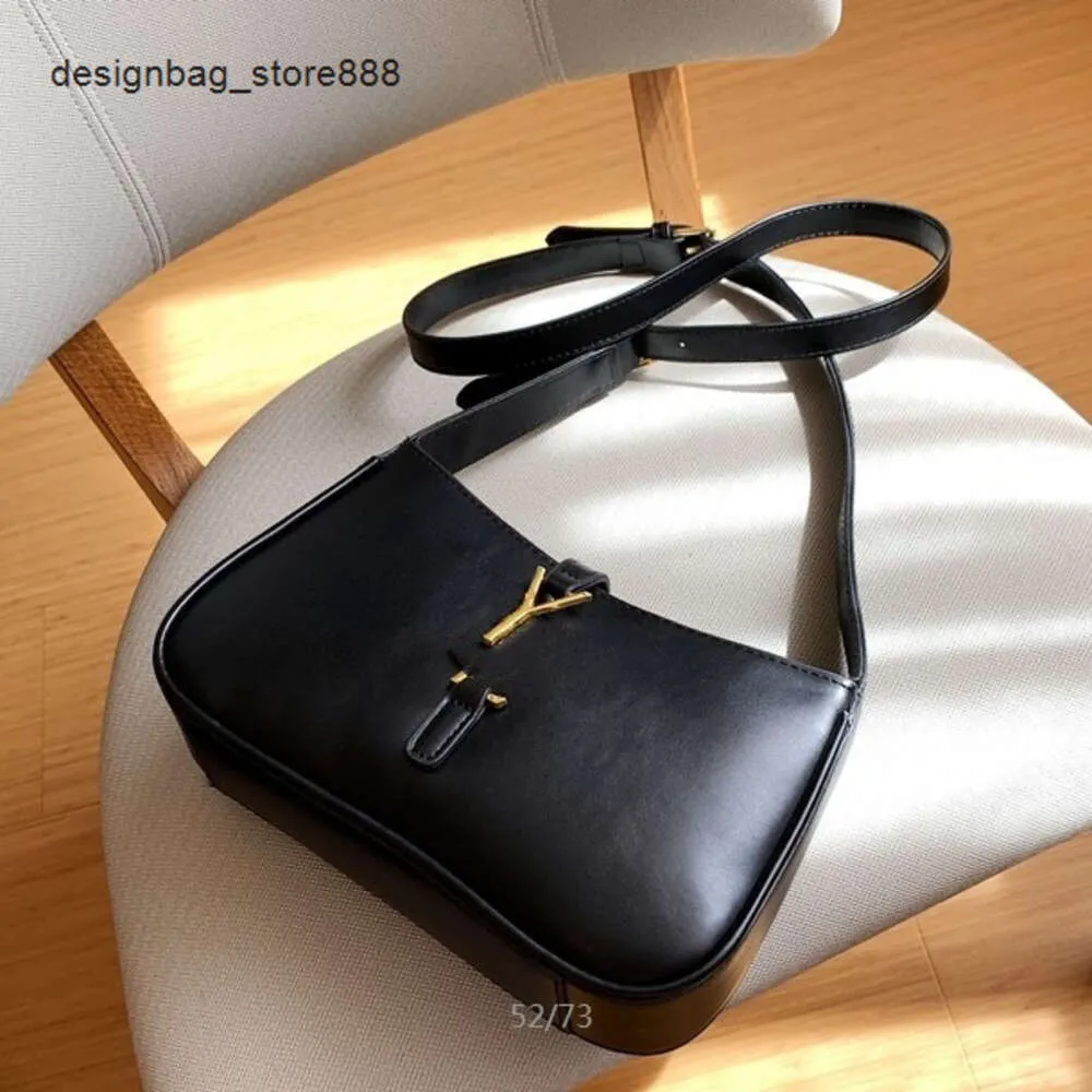 Nuovo prezzo all'ingrosso del designer Borsa di moda Nuova famiglia Stessa fibbia in metallo Lettera Hobo Piccola borsa quadrata Sotto ascella Singola spalla Cinturino da donna portatile