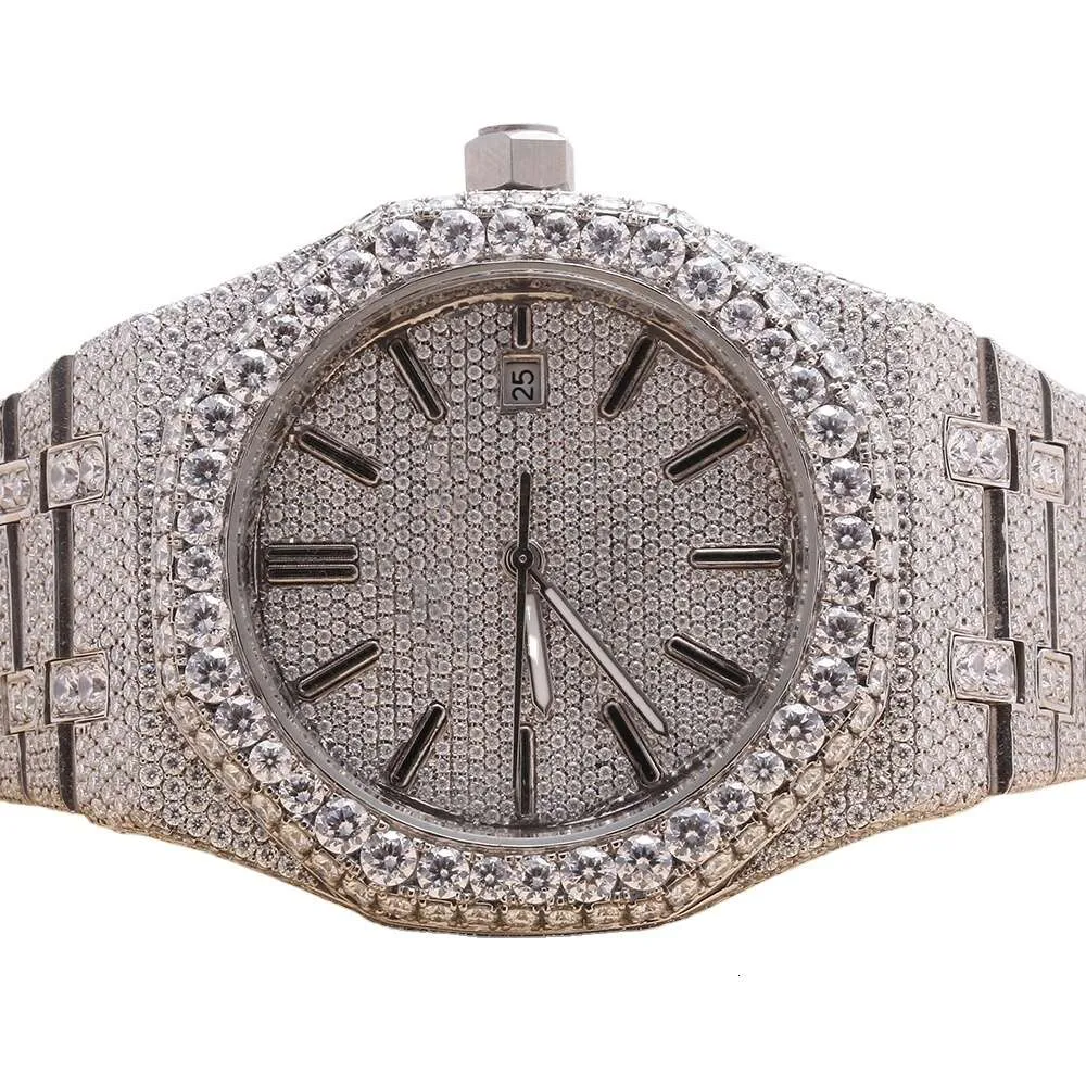 Presentazione di un nuovo orologio da polso da uomo in acciaio ghiacciato di alta qualità con diamanti di lusso coltivati in laboratorio con chiarezza VVS