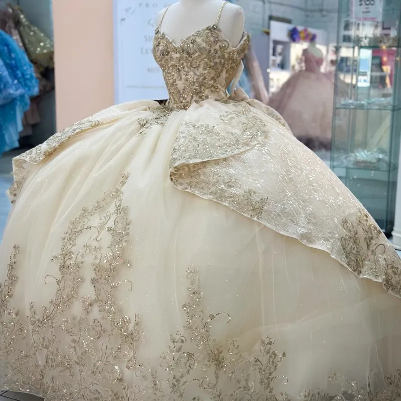 Światło urocze seksowna spaghetti pasek Quinceanera sukienka 2024 Suknia balowa aplikacja koronki koraliki