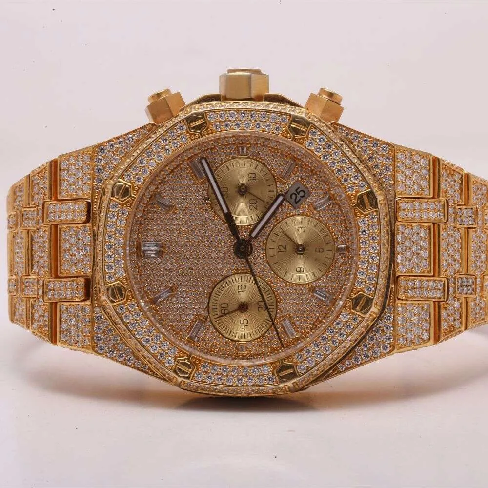 Présentation d'une superbe montre chronographe glacée dotée de diamants naturels pour un luxe inégalé avec une clarté VVS améliorée.